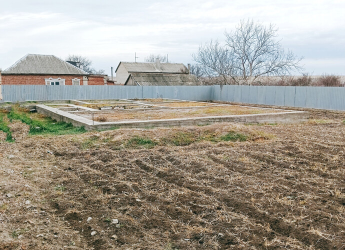 В продаже находится ровный земельный участок, расположенный в живописном поселке городского типа Мангуш.