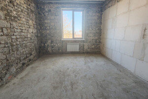 Продаётся светлая двухкомнатная квартира на четвертом этаже пятиэтажного дома сталинского проекта по улице Артема. 