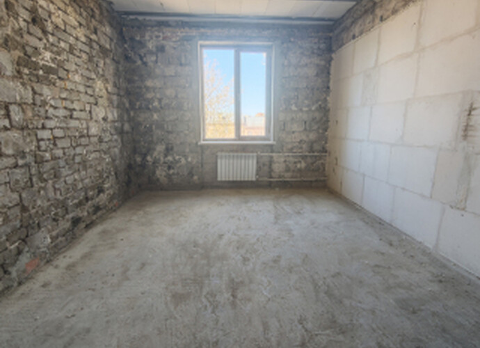 Продаётся светлая двухкомнатная квартира на четвертом этаже пятиэтажного дома сталинского проекта по улице Артема. 