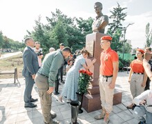 В Мариуполе открыт свекр и установлен бюст Героя России Эдуарда Дьяконова