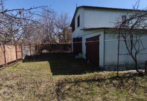 Продается 2-этажный загородний дом возле моря, в селе Бабах Тарама 5 минут от Урзуфа.