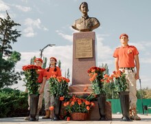 В Мариуполе открыт свекр и установлен бюст Героя России Эдуарда Дьяконова