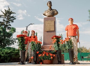 В Мариуполе открыт свекр и установлен бюст Героя России Эдуарда Дьяконова