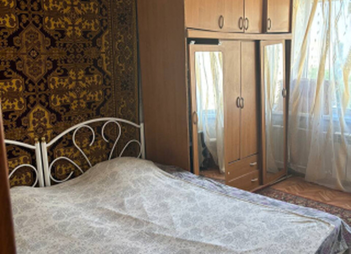 Продается двухкомнатная квартира возле рынка Космос