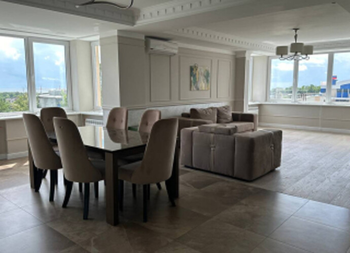 Продается трехкомнатная квартира в Приморском районе