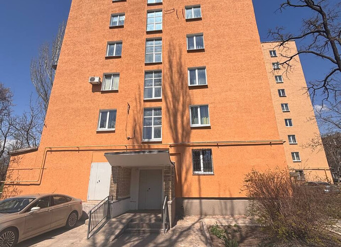 В продажу предлагается четырехкомнатная квартира, расположенная в центральном районе по улице Зелинского.   