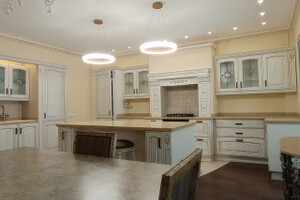 Продаётся просторная трёхкомнатная квартира в Центре Мариуполя