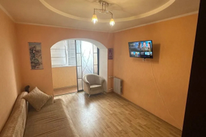 Продажа 2-комнатной квартиры на 5 этаже 9-этажного дома, 44.8 м², дизайнерский ремонт — рядом парк Гурова и зоопарк