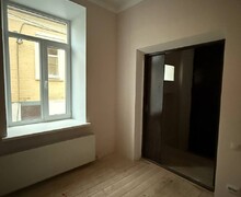 Продается трехкомнатная квартира с перспективой ведения коммерческой деятельности
