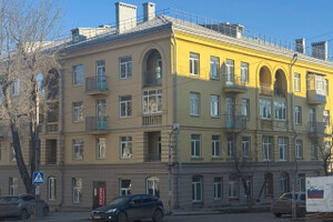 Продается двухкомнатная квартира сталинка в центре Мариуполя.