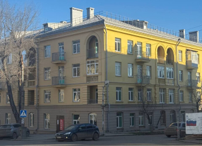 Продается двухкомнатная квартира сталинка в центре Мариуполя.