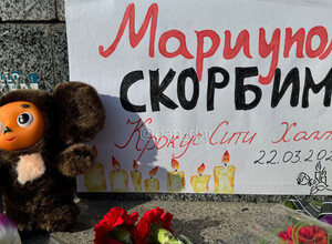 Мариупольцы скорбят по жертвам теракта в торговом центре Подмосковья