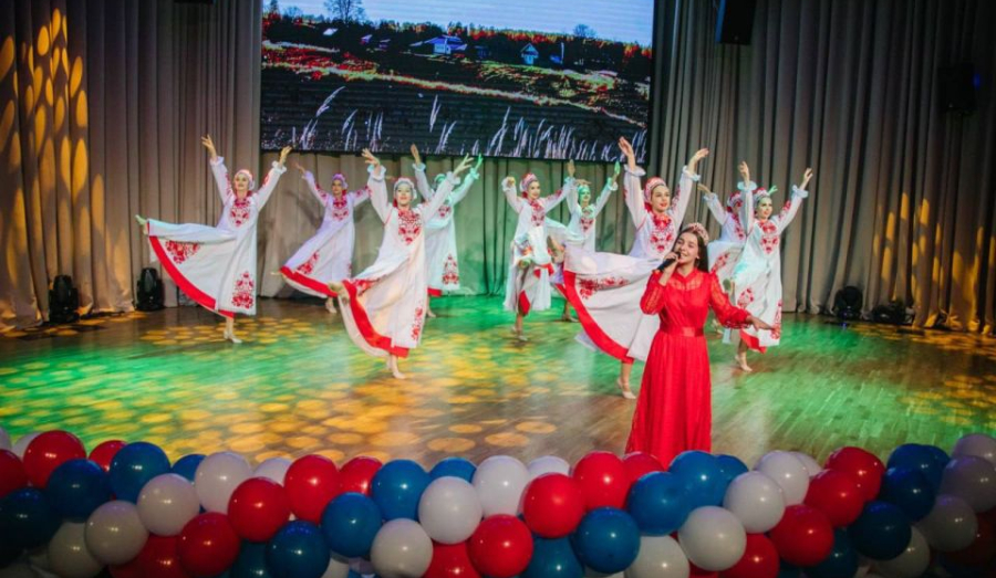 В Мариуполе провели праздничный концерт ко Дню народного единства